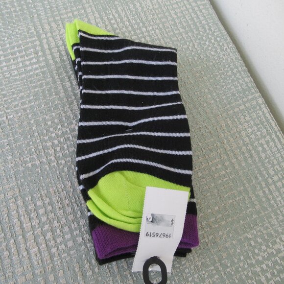 New HALLOWEEN SKULL 2 Pair Fun and Vibrant Unisex Socks size Medium 6.5 - 9 - Picture 4 of 5